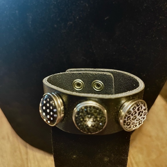 Paper Doll ROCK Cuff - Picture 4 of 11